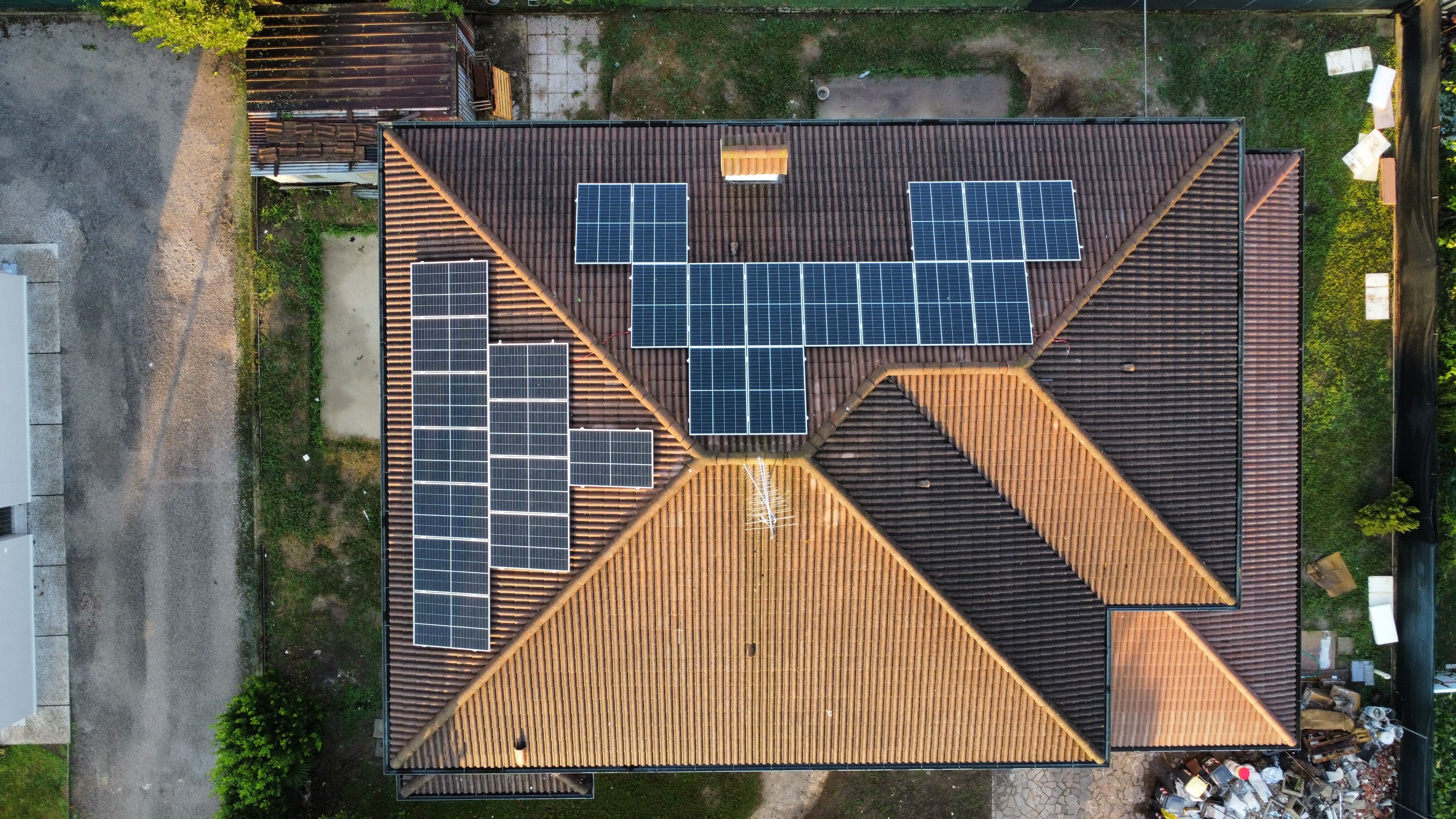 tetto di immobile con impianto fotovoltaico da 8 kw