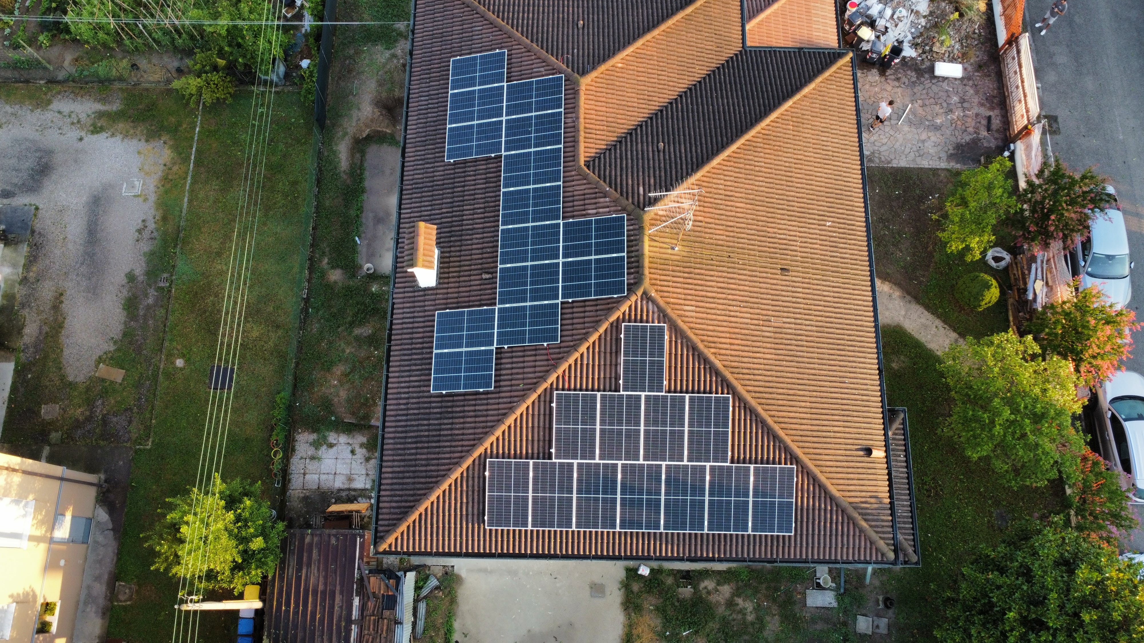 tetto di immobile con impianto fotovoltaico da 8 kw